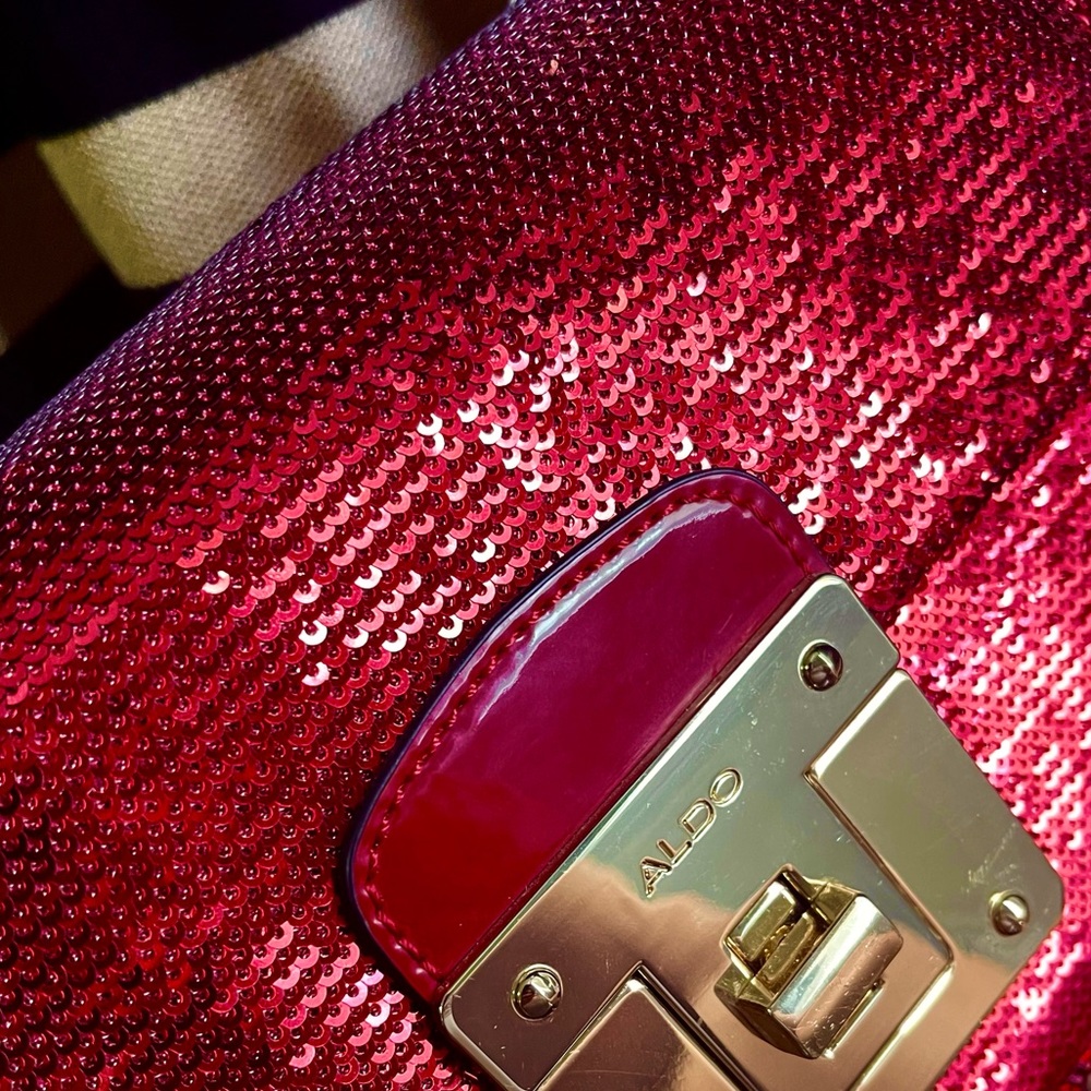 🍒 Cherry Red sequin Aldo purse.Trendy for this autumn and holidays. 🍂  ✨